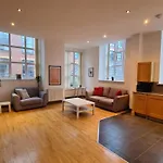Spacious, Bright And Airy City Centre Flat. Unique Converted Mill.